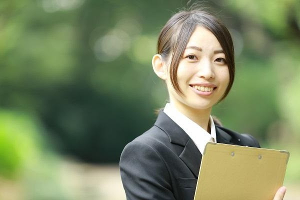 卒業式のスーツを教員が女性の場合の選び方 デザインや色に合う小物は 井戸端会議